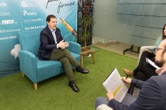 Alfonso Fernández Mañueco atiende a los periodistas del grupo Imediacyl Aida Acitores (Palencia en la red), María Fuentes (Salamanca RTV al día) y Sergio García (Soria Noticias) en la sede del grupo en Salamanca. 