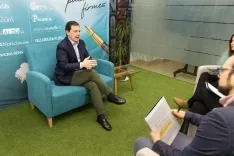 Alfonso Fernández Mañueco atiende a los periodistas del grupo Imediacyl Aida Acitores (Palencia en la red), María Fuentes (Salamanca RTV al día) y Sergio García (Soria Noticias) en la sede del grupo en Salamanca. 
