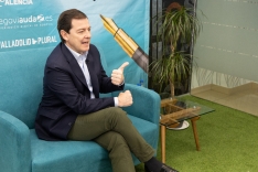 Alfonso Fernández Mañueco atiende a los periodistas del grupo Imediacyl Aida Acitores (Palencia en la red), María Fuentes (Salamanca RTV al día) y Sergio García (Soria Noticias) en la sede del grupo en Salamanca. 