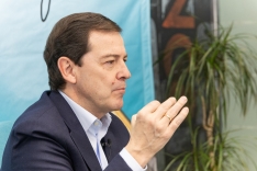 Alfonso Fernández Mañueco atiende a los periodistas del grupo Imediacyl Aida Acitores (Palencia en la red), María Fuentes (Salamanca RTV al día) y Sergio García (Soria Noticias) en la sede del grupo en Salamanca. 