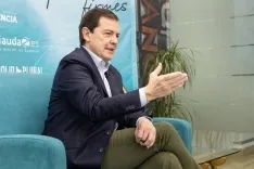 Alfonso Fernández Mañueco atiende a los periodistas del grupo Imediacyl Aida Acitores (Palencia en la red), María Fuentes (Salamanca RTV al día) y Sergio García (Soria Noticias) en la sede del grupo en Salamanca. 
