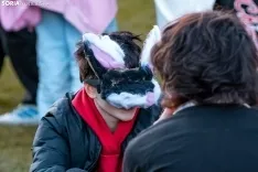 La quedada ‘Therian’ congrega tan solo a 2 humanos que se sienten perros y a centenares de curiosos./ Viksar Fotografía