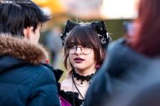 La quedada ‘Therian’ congrega tan solo a 2 humanos que se sienten perros y a centenares de curiosos./ Viksar Fotografía