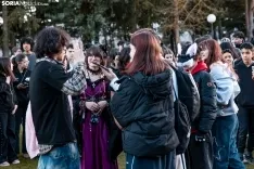 La quedada ‘Therian’ congrega tan solo a 2 humanos que se sienten perros y a centenares de curiosos./ Viksar Fotografía