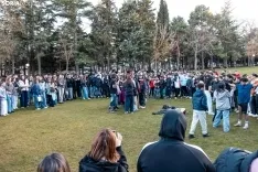 La quedada ‘Therian’ congrega tan solo a 2 humanos que se sienten perros y a centenares de curiosos./ Viksar Fotografía