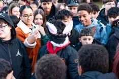 La quedada ‘Therian’ congrega tan solo a 2 humanos que se sienten perros y a centenares de curiosos./ Viksar Fotografía