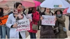 Protestas de los médicos, hoy, junto al Hospital Santa Bárbara de Soria. SN