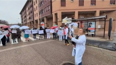 Protestas de los médicos, hoy, junto al Hospital Santa Bárbara de Soria. SN