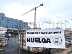 Protestas de los médicos, hoy, junto al Hospital Santa Bárbara de Soria. SN