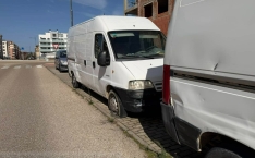 Coches decomisados en la calle León, en el barrio de Los Royales. | AVLR