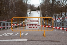 Bomberos de Soria y de Diputación intervienen en viviendas de Garray ante la crecida del Duero. María Ferrer
