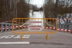 Bomberos de Soria y de Diputación intervienen en viviendas de Garray ante la crecida del Duero. María Ferrer