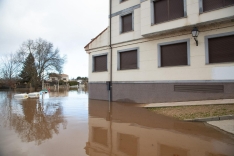 Bomberos de Soria y de Diputación intervienen en viviendas de Garray ante la crecida del Duero. María Ferrer