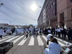 Imágenes de la protesta de batas blancas, hoy, en Soria. | I. López/ CESM
