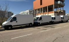 Coches decomisados en la calle León, en el barrio de Los Royales. | AVLR