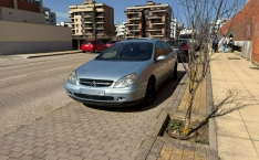 Coches decomisados en la calle León, en el barrio de Los Royales. | AVLR