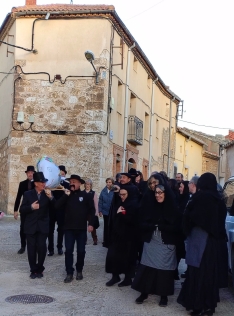 Varias imágenes del Entierro de la Sardina en Utrilla este pasado sábado. SN