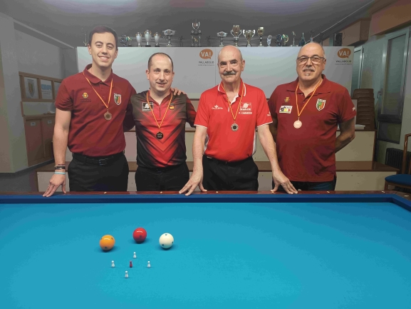 Cortés (2º izda.) junto a Camarero. 