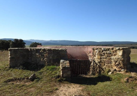 Piden recuperar el nevero de Fuentes de Ágreda, protegido y enterrado