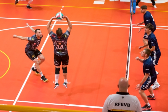 El Moreno Sáez derrota con claridad al Arona y pierde en el quinto set ante el Haris en un intenso fin de semana