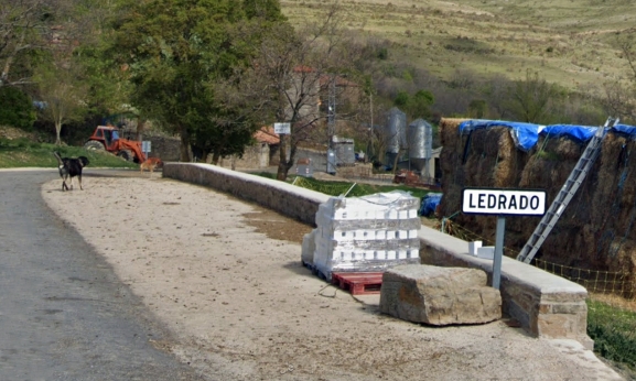 Las Aldehuelas aprueba la rehabilitación de muros en Ledrado