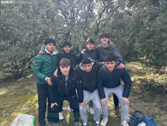 El frío desluce el Jueves Lardero en Los Royales con una escasa afluencia de jóvenes