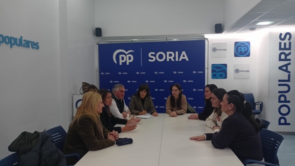 15M. Rocío Lucas se reúne con los vecinos de Los Royales para tratar asuntos como el Centro de Refugiados de la capital