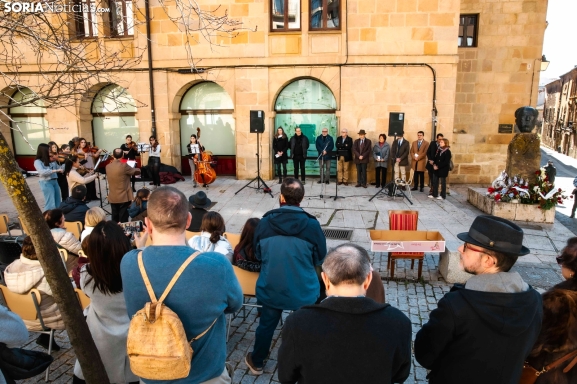 Fotos: Soria homenajea a Machado con flores y literatura