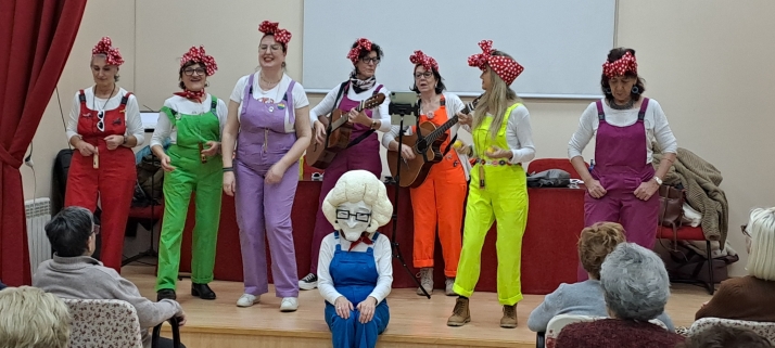 Las Quasimozas llevan el Carnaval a Alzheimer Soria con música y humor