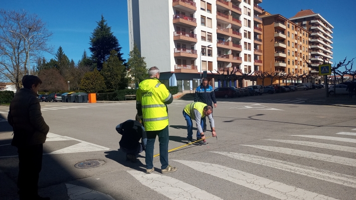 Almaz&aacute;n instala cinco pasos de peatones inteligentes y solares
