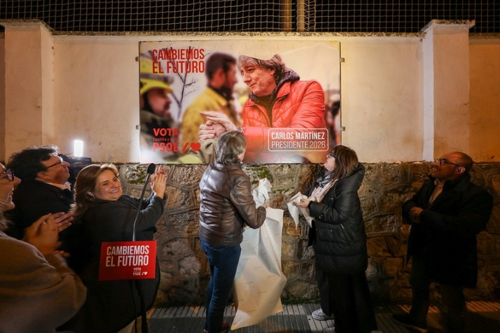 15M. Los partidos toman la calle en la primera noche de campa&ntilde;a