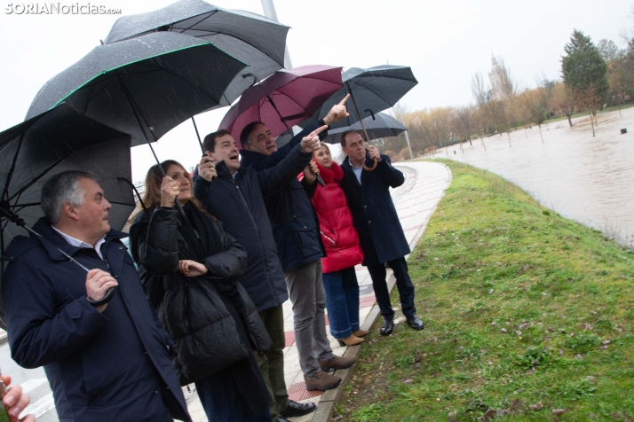 Buscando el voto bajo la lluvia