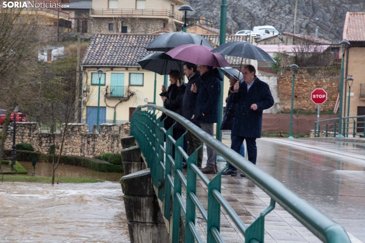 Buscando el voto bajo la lluvia