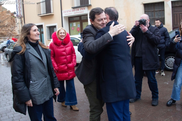 Buscando el voto bajo la lluvia