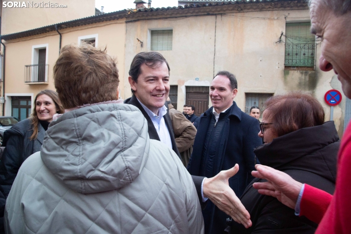 Buscando el voto bajo la lluvia