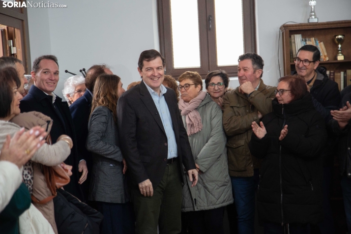 Buscando el voto bajo la lluvia