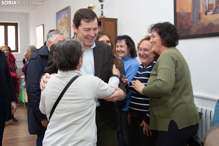 Buscando el voto bajo la lluvia