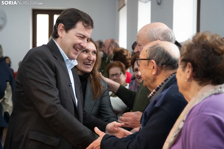 Buscando el voto bajo la lluvia