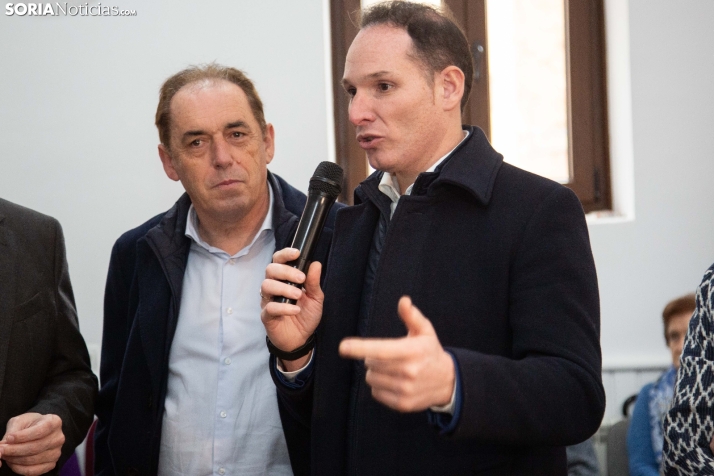 Buscando el voto bajo la lluvia