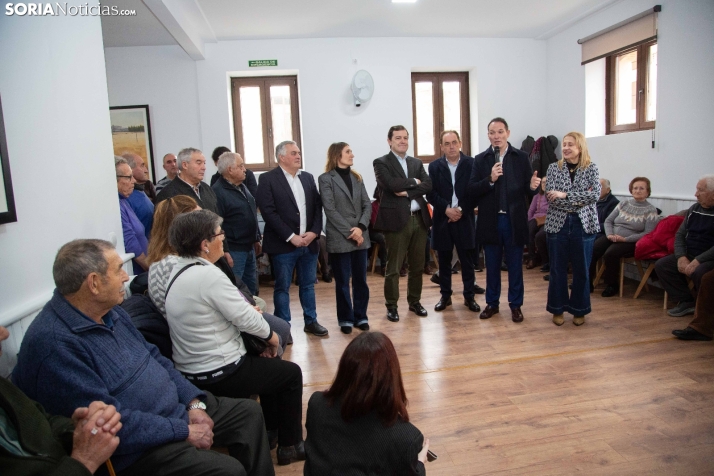 Buscando el voto bajo la lluvia