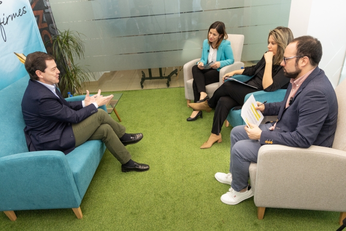 Alfonso Fernández Mañueco atiende a los periodistas del grupo Imediacyl Aida Acitores (Palencia en la red), María Fuentes (Salamanca RTV al día) y Sergio García (Soria Noticias) en la sede del grupo en Salamanca. 