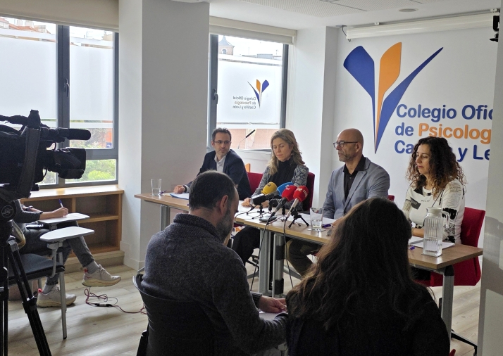 Psicólogos y pediatras exigen revisar la guía digital escolar de CyL