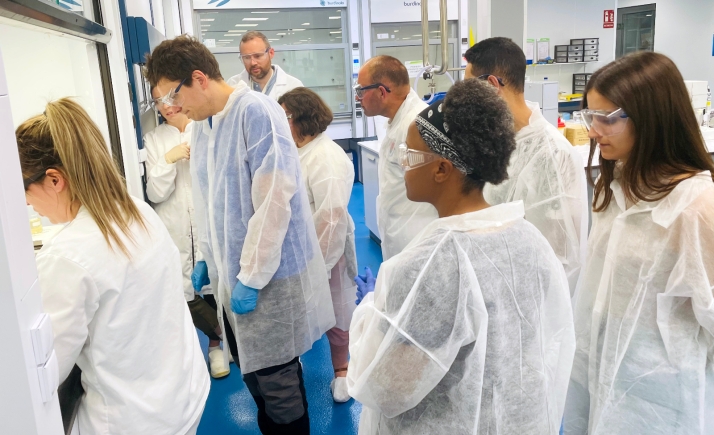 Una visita a una de las empresas de la provincia. 