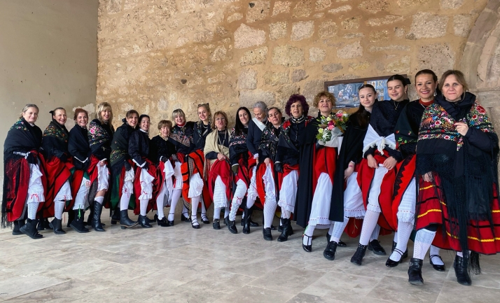 Peñalba de San Esteban reúne a tres generaciones de mujeres para honrar a Santa Águeda