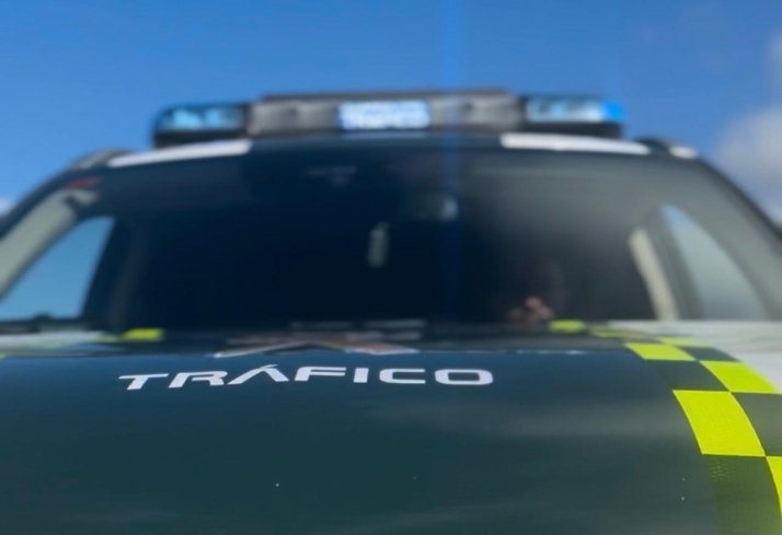 La Guardia Civil detiene a un conductor por hacer una rotonda en sentido contrario, darse a la fuga y chocarse con una barrera
