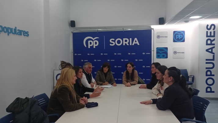 15M. Rocío Lucas se reúne con los vecinos de Los Royales para tratar asuntos como el Centro de Refugiados de la capital