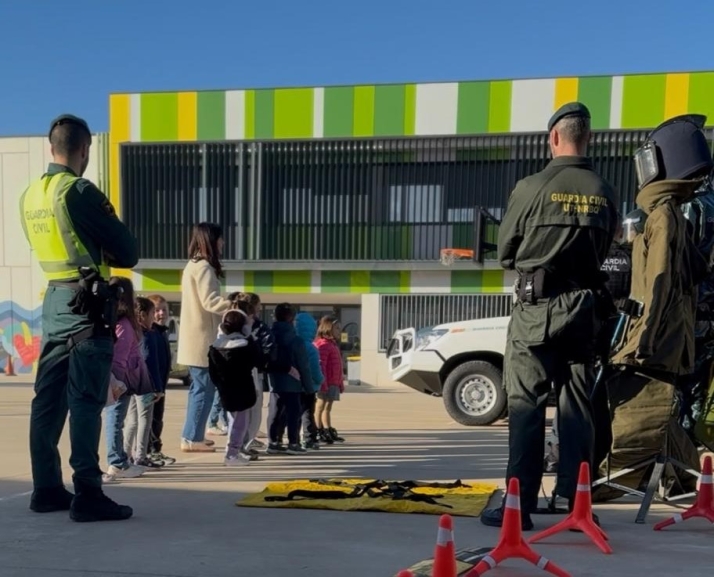 Exhibición de la Guardia Civil en el colegio de Camaretas