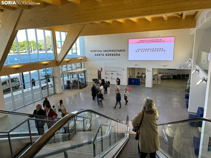 Así son la nueva entrada y vestíbulo del Hospital Santa Bárbara
