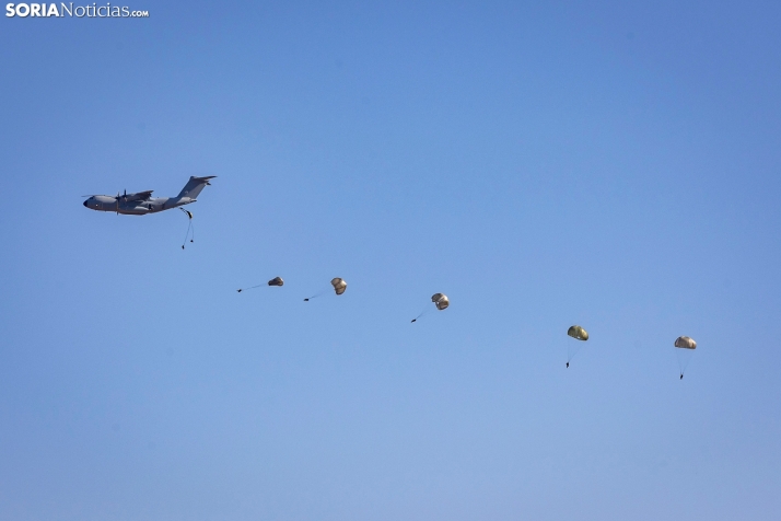 Galería | El Ejército español exhibe sus habilidades paracaidísticas en Soria 