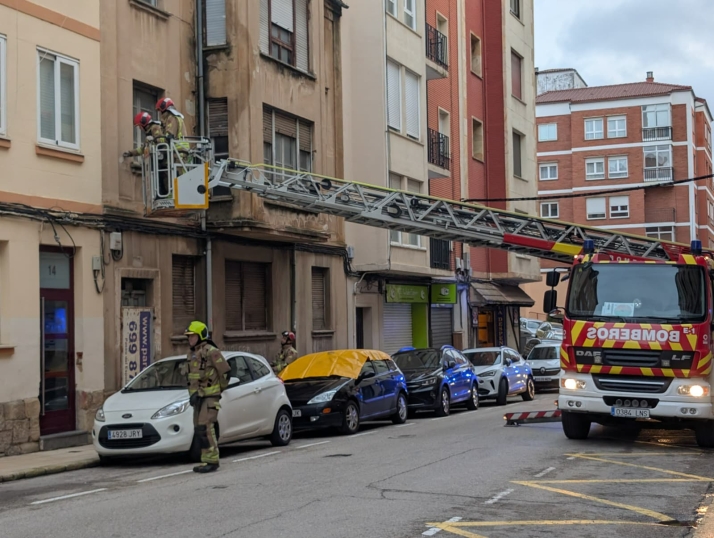 Los bomberos intervienen en García Solier ante el riesgo de desprendimiento de fachada